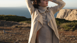 Seis vestidos de punto de Massimo Dutti que todas las mujeres de +50 querrán llevar cuando empiece el frío porque son cómodos y elegantes