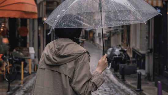 El plumífero ligero y tirado de precio de Zara que enamorará a las mujeres de +50 y otros modelos baratos para hacer frente al frío y la lluvia