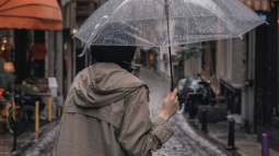 El plumífero ligero y tirado de precio de Zara que enamorará a las mujeres de +50 y otros modelos baratos para hacer frente al frío y la lluvia