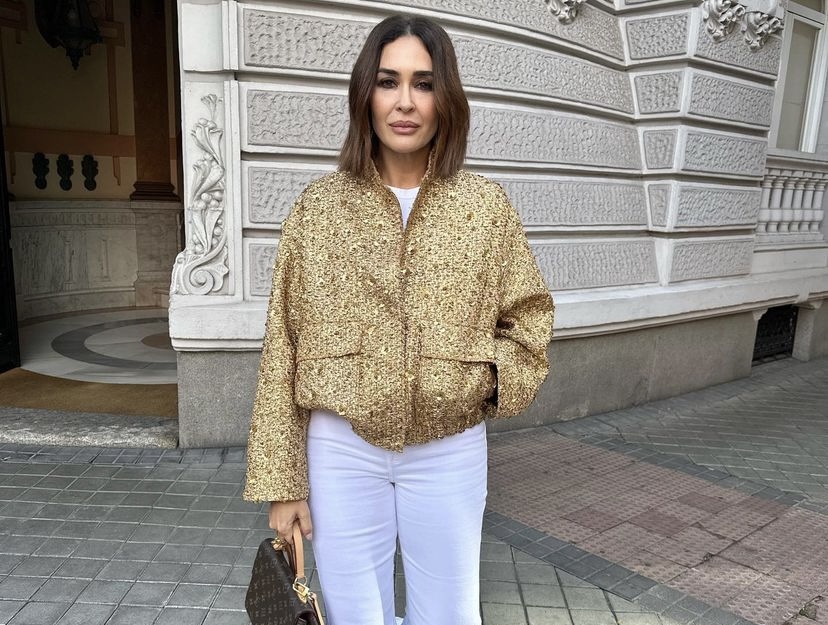 De Nuria Roca a Vicky Martín Berrocal: las mujeres +50 arrasan con las chaquetas bomber más bonitas, cómodas y asequibles de Zara