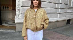 De Nuria Roca a Vicky Martín Berrocal: las mujeres +50 arrasan con las chaquetas bomber más bonitas, cómodas y asequibles de Zara