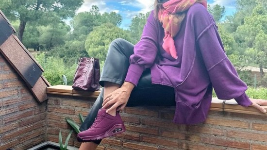 Decathlon rebaja a menos de 50 euros las zapatillas Skechers que más triunfan entre las mujeres +50 porque son cómodas y bonitas