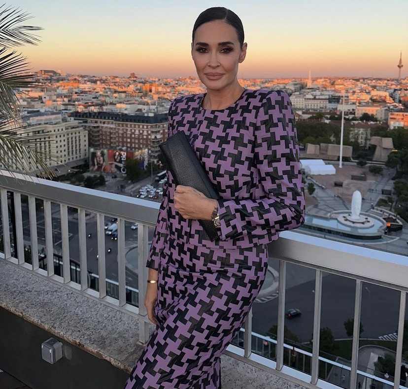 Vestidos de invitada para mujeres +50: cinco marcas donde conseguir modelos elegantes y asequibles para este otoño