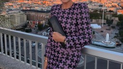 Vestidos de invitada para mujeres +50: cinco marcas donde conseguir modelos elegantes y asequibles para este otoño