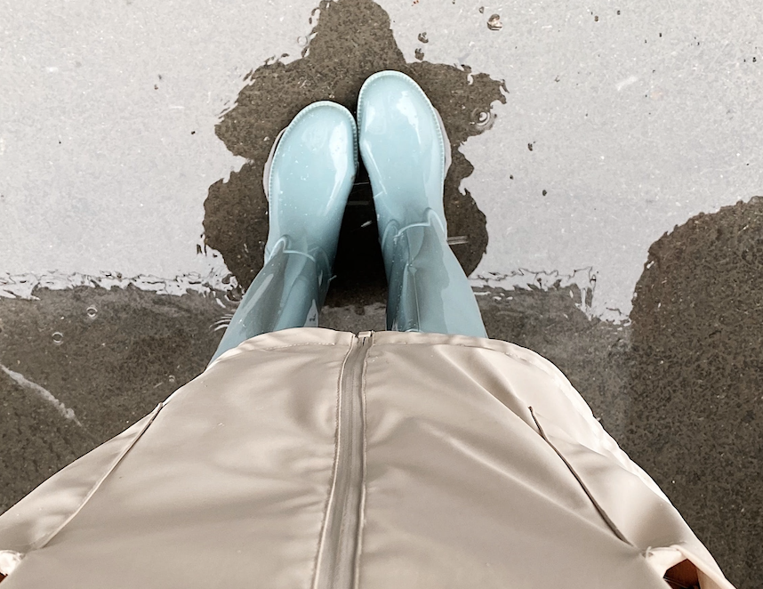 Las botas de agua de Decathlon por menos de 25 euros y otros modelos cómodos y prácticos que arrasan entre las mujeres +50 para los días de lluvia