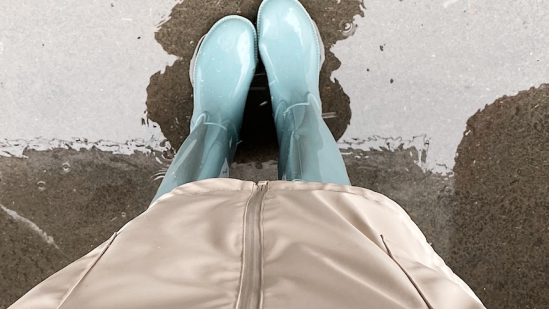 Las botas de agua de Decathlon por menos de 25 euros y otros modelos cómodos y prácticos que arrasan entre las mujeres +50 para los días de lluvia