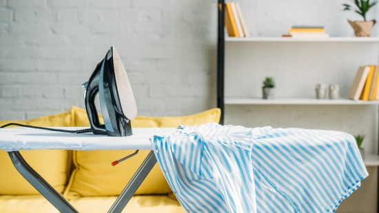 Cómo limpiar la plancha quemada para que se quede como nueva, según La Ordenatriz