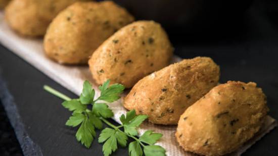 Buñuelos de bacalao con aliooli negro: una receta deliciosa