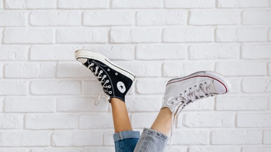 Estas zapatillas Converse que no paran de llevar las mujeres +50 porque quedan genial con falda o pantalón están rebajadas en la web de La Redoute