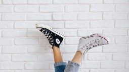 Estas zapatillas Converse que no paran de llevar las mujeres +50 porque quedan genial con falda o pantalón están rebajadas en la web de La Redoute