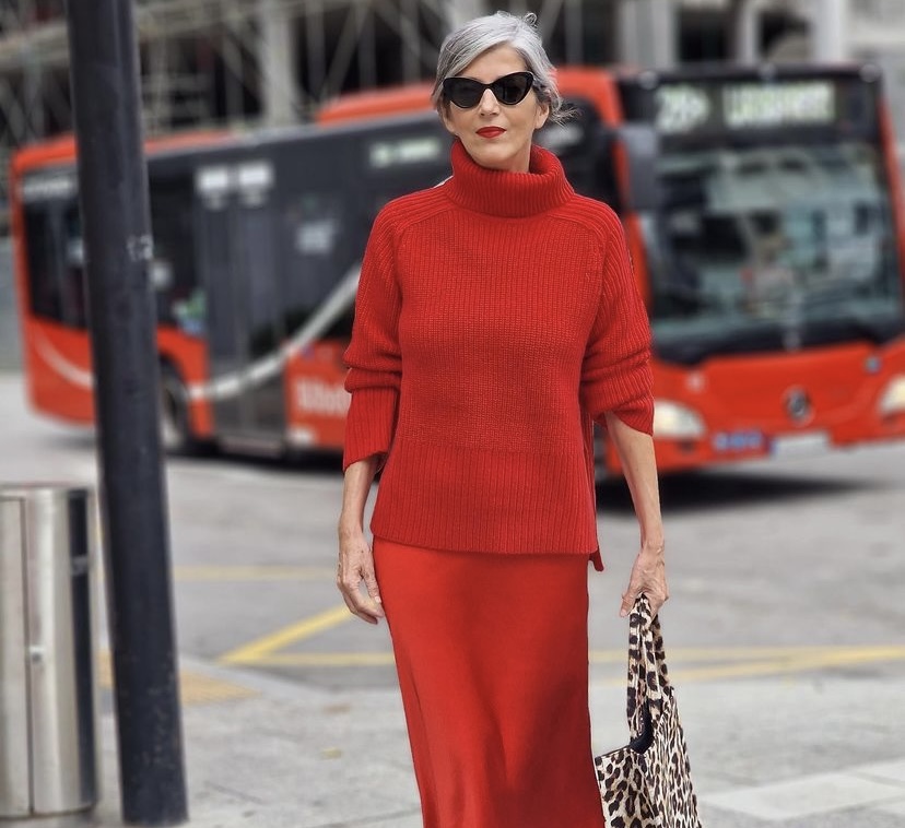 Esta falda satinada de H&M que cuesta menos de 16 euros está arrasando entre las mujeres +50 para combinarla con jersey.