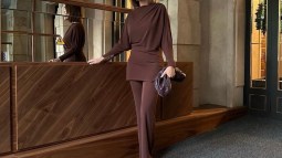 Zara tiene un pantalón plisado por menos de 20 euros que las mujeres +50 están agotando para lucirlo en Navidad: es elegante, cómodo y estiliza