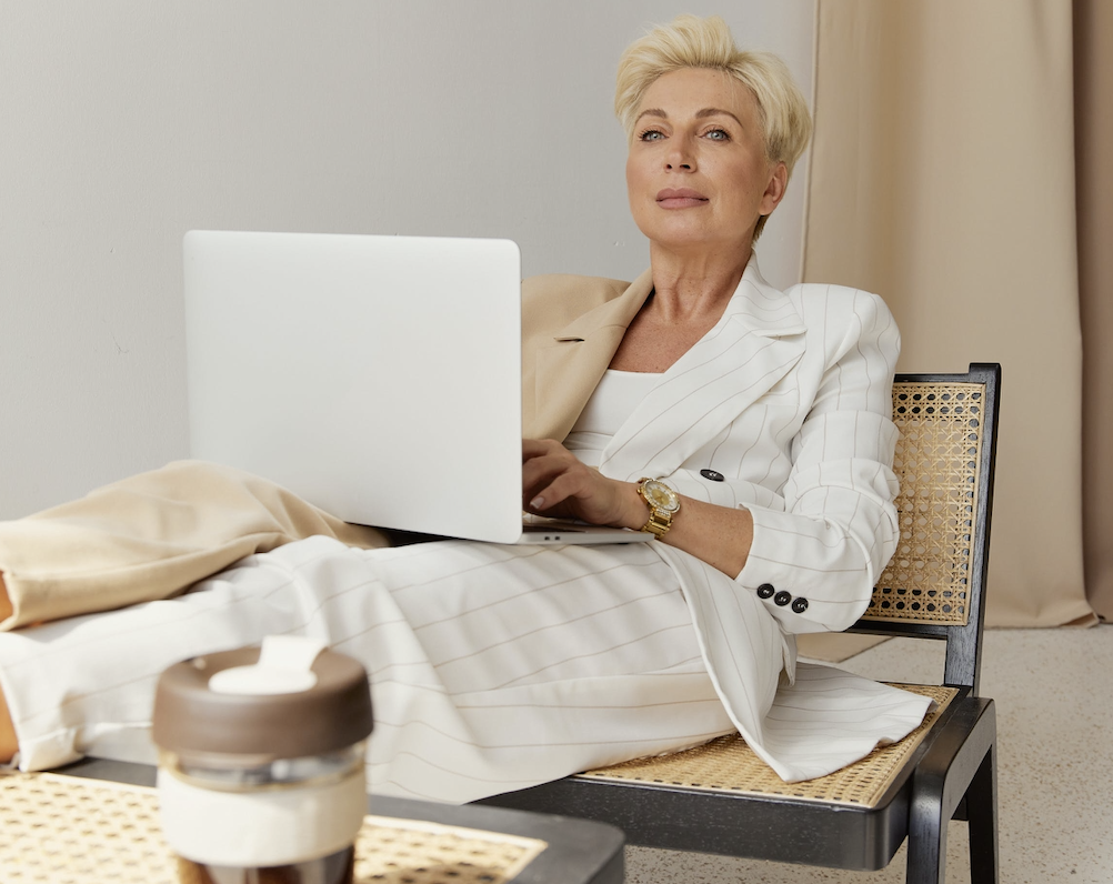 Las mujeres +50 arrasan con los trajes de Lefties porque están tirados de precio, son holgados y elegantes tanto para el día como para la noche