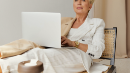 Las mujeres +50 arrasan con los trajes de Lefties porque están tirados de precio, son holgados y elegantes tanto para el día como para la noche