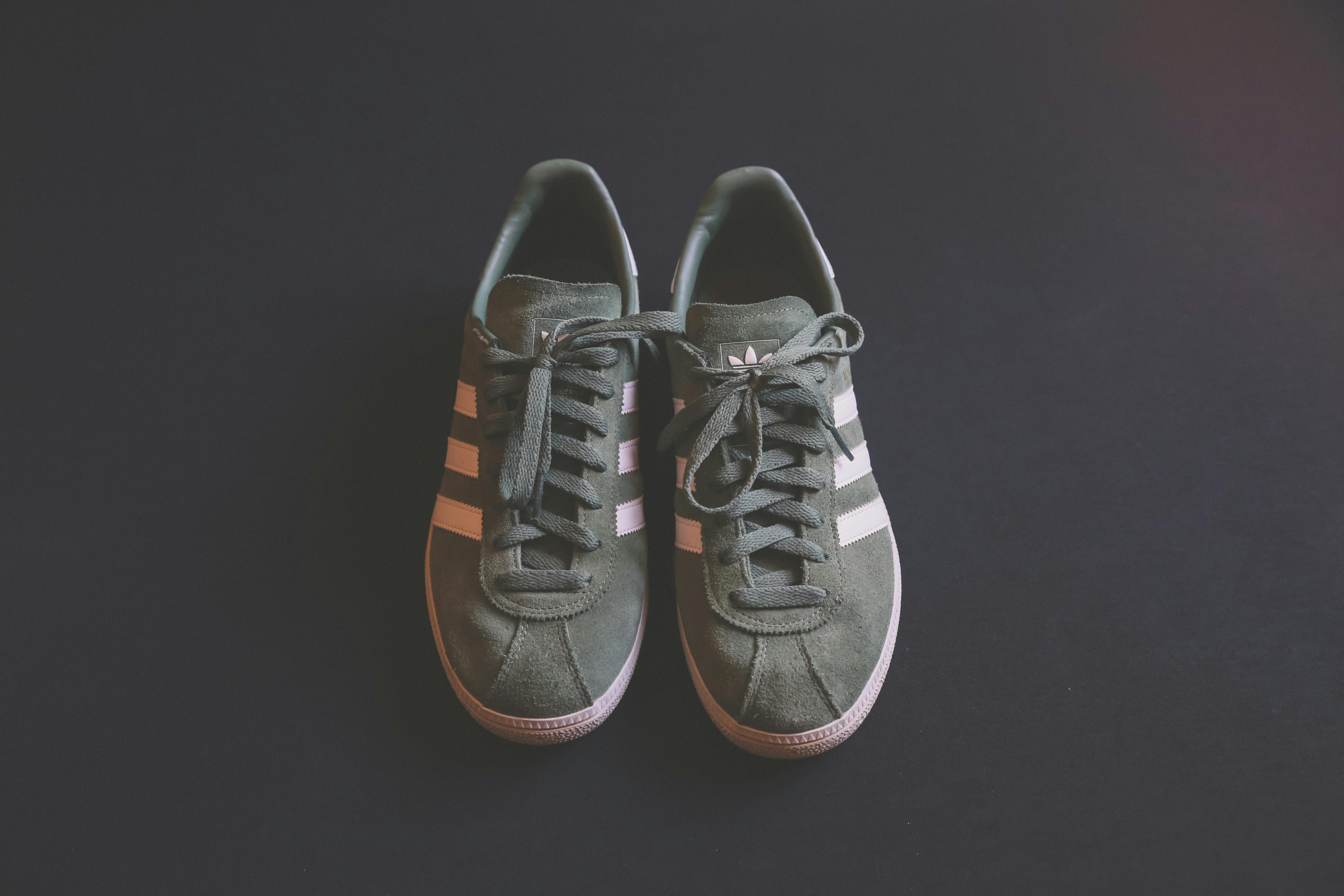 Decathlon rebaja las zapatillas Adidas que no paran de llevar las mujeres +50 este otoño porque son cómodas, pegan con todo y rejuvenecen