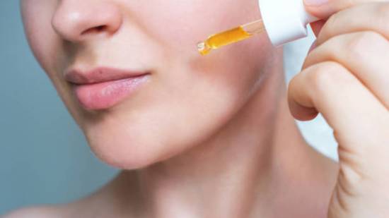 Todos los beneficios de la Vitamina C y cómo usar este ingrediente antiedad según los expertos