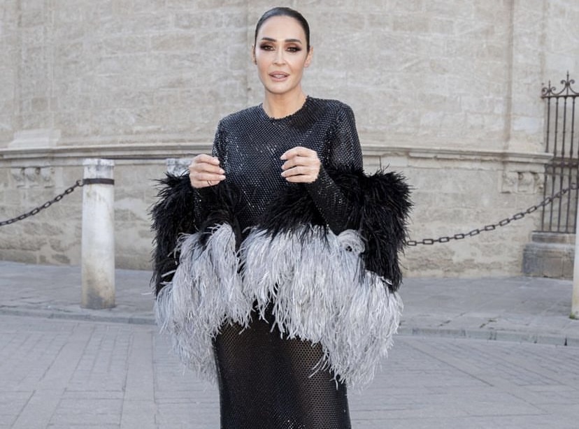 El vestido de fiesta de Sfera que prometen agotar las mujeres +50 para Navidad en el Black Friday porque es elegante, barato y hace tipazo