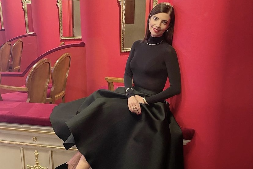 El conjunto de jersey y falda de Zara súper barato que arrasará entre las mujeres +50 para ir cómoda y sofisticada en los eventos de Navidad