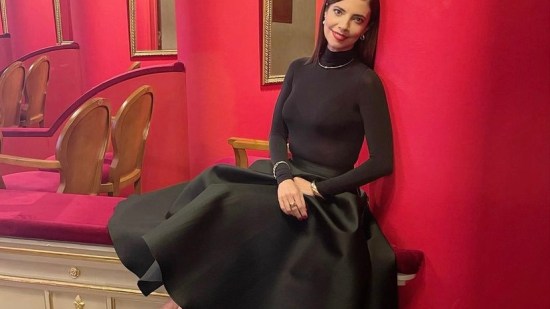 El conjunto de jersey y falda de Zara súper barato que arrasará entre las mujeres +50 para ir cómoda y sofisticada en los eventos de Navidad