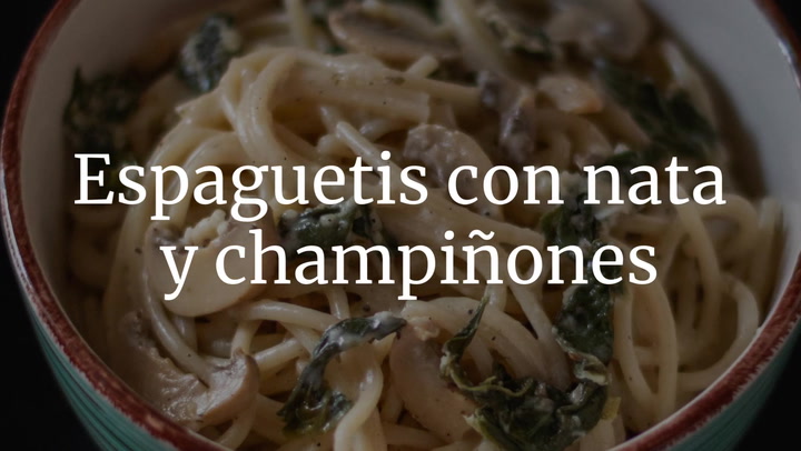 Espaguetis con nata y champiñones
