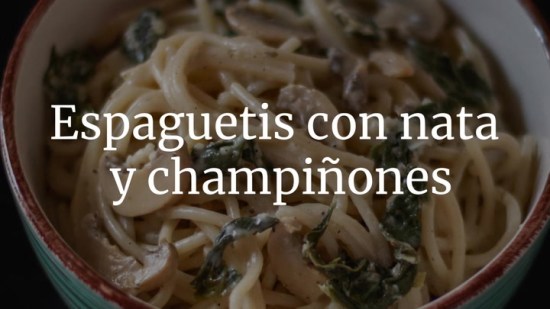 Espaguetis con nata y champiñones