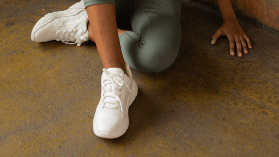 De Skechers a New Balance: seis zapatillas que no paran de llevar las mujeres +50 por las que merece la pena invertir en este Black Friday