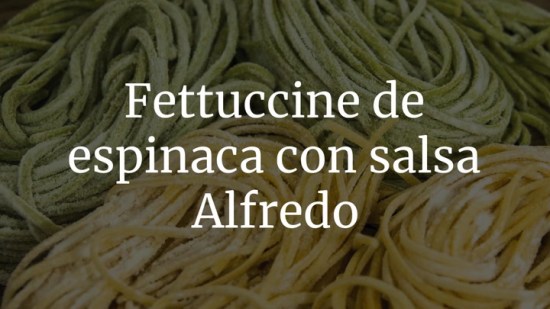 Fettuccine de espinaca con salsa Alfredo