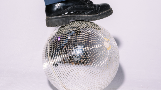 Merkal alarga su Ciber Monday toda la semana y rebaja los botines planos que no paran de llevar las mujeres +50 porque son cómodos y pegan con todo