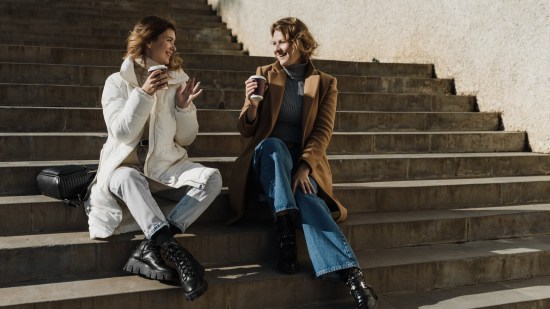 Cortefiel rebaja a la mitad los abrigos que no paran de llevar las mujeres +50: calentitos, elegantes y pegan con todo