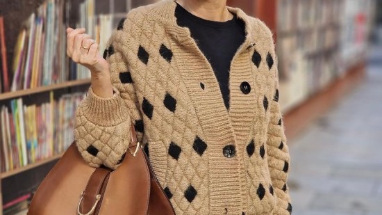 El Corte Inglés tiene el conjunto de punto cómodo, calentito y barato que arrasa entre las mujeres +50 para hacer frente a la ola de frío