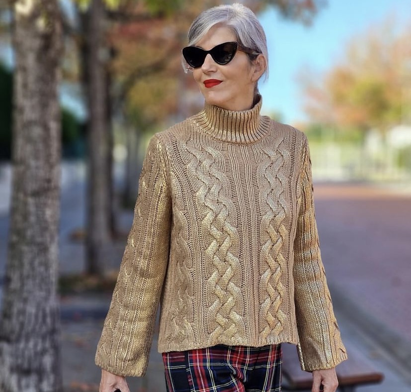 Cortefiel tiene el jersey perfecto para los looks de fiesta de las mujeres +50: cómodo, elegante y queda bien con falda o pantalón