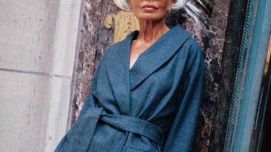 Seis vestidos sueltecitos, favorecedores y baratos de Zara que están triunfando entre las mujeres +50 para los eventos de Navidad