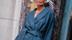 Seis vestidos sueltecitos, favorecedores y baratos de Zara que están triunfando entre las mujeres +50 para los eventos de Navidad