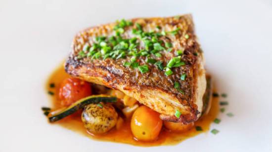 La sencilla receta del pastel de merluza y langostinos para preparar en tus cenas navideñas