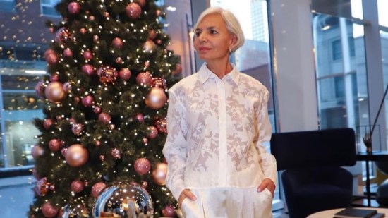 Seis camisas elegantes y baratas de Sfera que las mujeres +50 comprarán para combinar con falda o pantalón en sus looks navideños