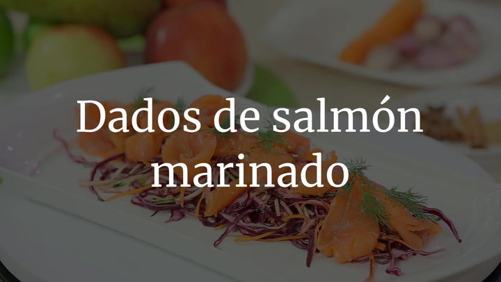 Dados de salmón marinado