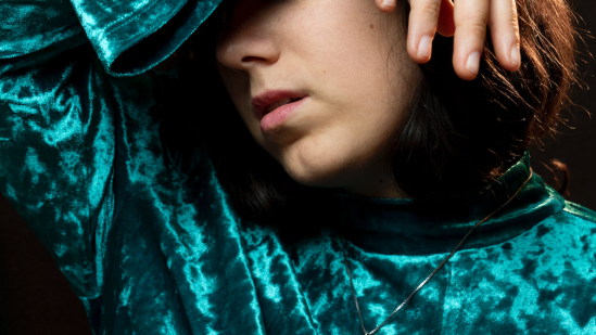 Massimo Dutti tiene el conjunto de terciopelo de camisa y pantalón que las mujeres +50 querrán para Navidad: es ancho, elegante y estiliza