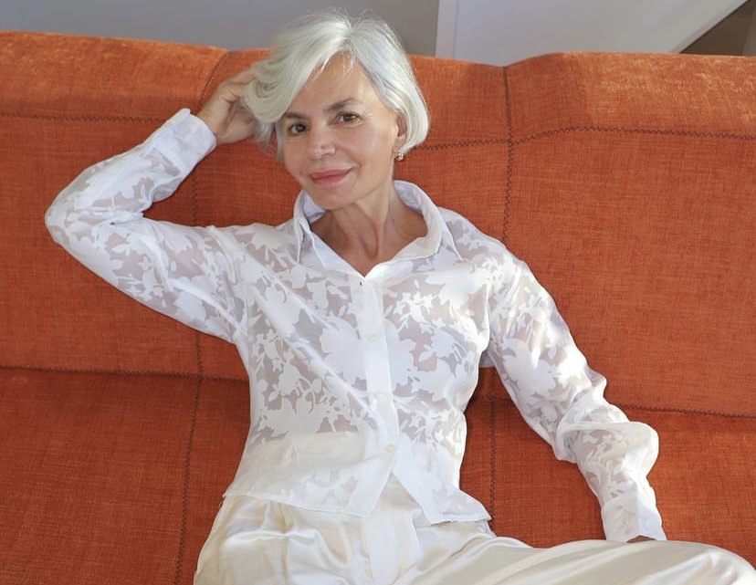 Cortefiel rebaja las camisas de fiesta que las mujeres +50 están comprando para Navidad porque son holgadas y pegan con falda o pantalón