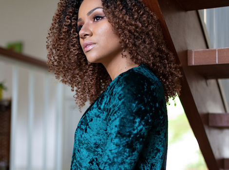 El conjunto de terciopelo de El Corte Inglés que están agotando las mujeres +50 para Navidad: es elegante, holgado y estiliza