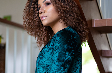 El conjunto de terciopelo de El Corte Inglés que están agotando las mujeres +50 para Navidad: es elegante, holgado y estiliza