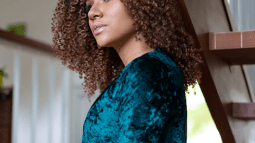 El conjunto de terciopelo de El Corte Inglés que están agotando las mujeres +50 para Navidad: es elegante, holgado y estiliza