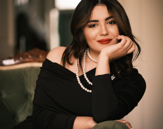 Cortefiel rebaja a menos de 30 euros los vestidos negros que las mujeres +50 están comprando para Nochebuena o fin de año porque estilizan