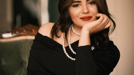 Cortefiel rebaja a menos de 30 euros los vestidos negros que las mujeres +50 están comprando para Nochebuena o fin de año porque estilizan