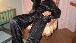 El pantalón de pedrería de Massimo Dutti que las mujeres +50 están agotando para estas navidades porque es favorecedor y pega con todo