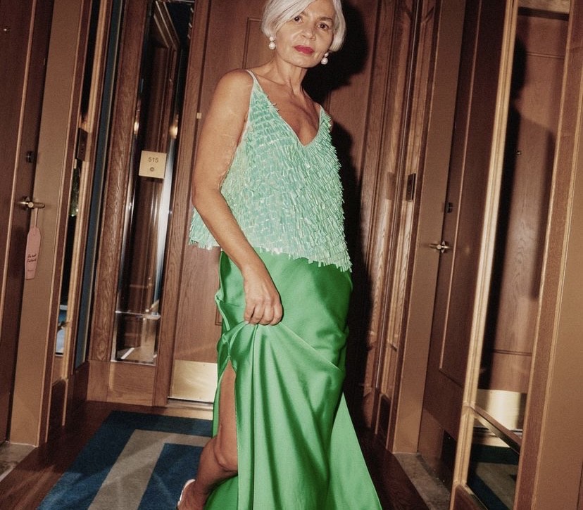 Las ocho faldas satinadas más bonitas de Zara para fin de año que las mujeres +50 están agotando porque son baratas y estilizan