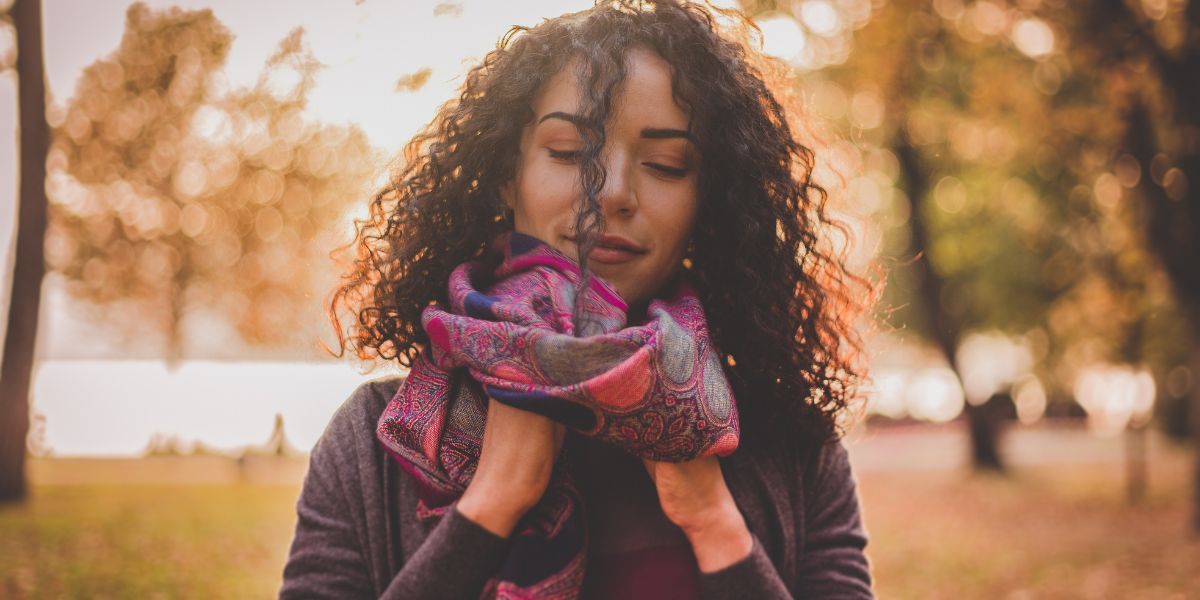 bufandas que se van a convertir en imprescindibles en todos tus looks de invierno