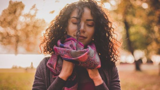 bufandas que se van a convertir en imprescindibles en todos tus looks de invierno