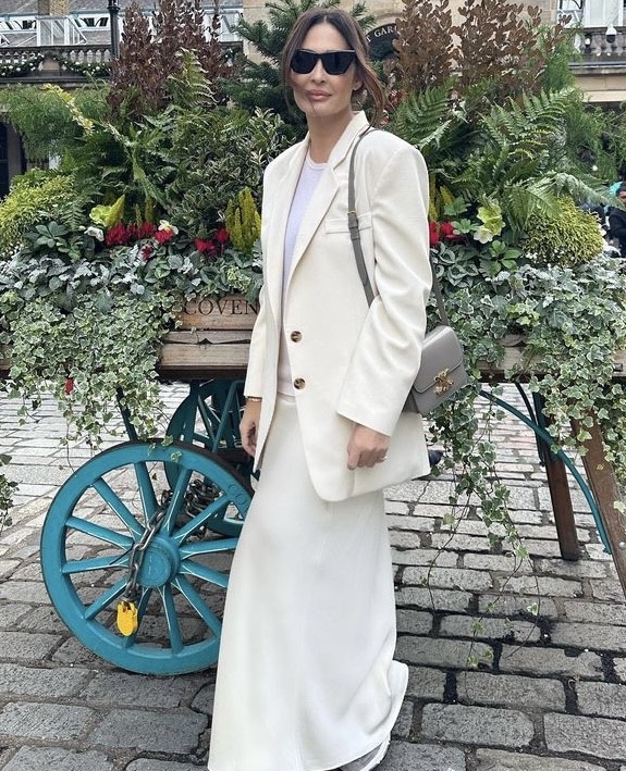 Seis vestidos sueltecitos de las rebajas de H&M que agotarán las mujeres +50 porque estilizan y cuestan menos de 20 euros