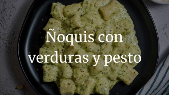 Ñoquis con verduras y pesto