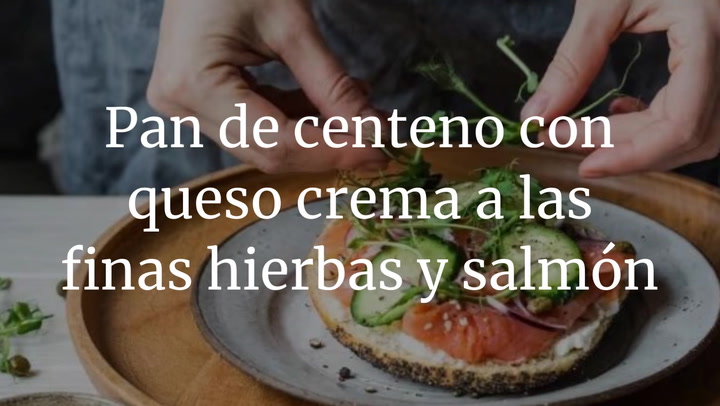Tostas de pan de centeno con queso crema a las finas hierbas y salmón ahumado